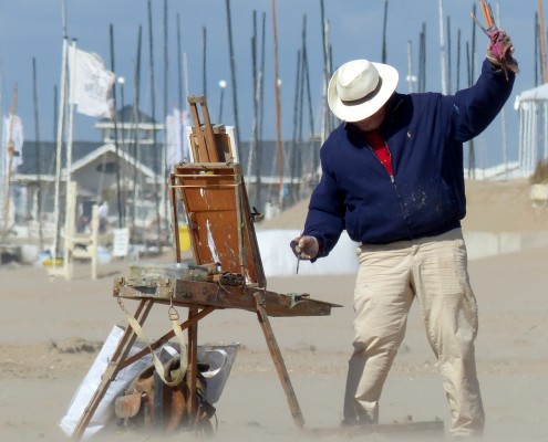 NOORDWIJK - Schilderfestival 15 juni 2015 - Schilder Peter Altena probeert zijn kwasten zandvrij te houden in de zandstorm langs het strand. Volgens mij een vermoeiende aangelegenheid ;) Foto rond 17 uur genomen op strand Katwijk